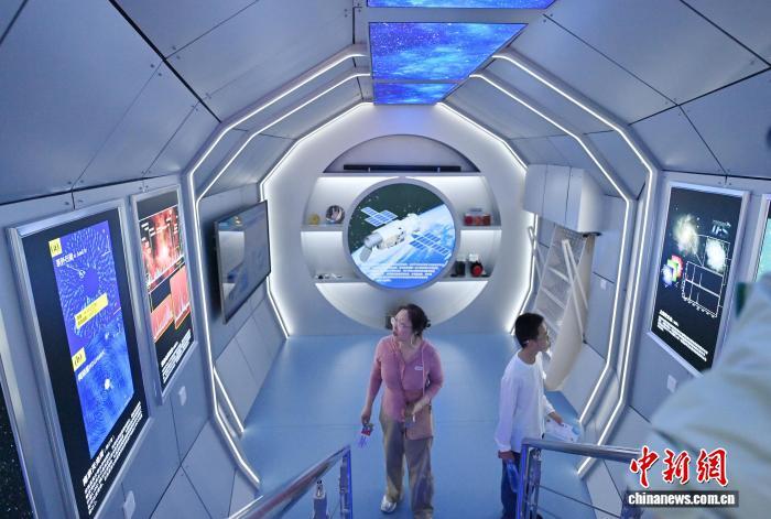 【中新社】新中国“光学摇篮”长春光机所开放 国之重器集中亮相